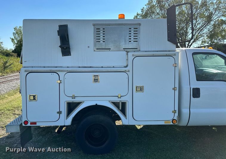 image for item NQ9331 2000 Ford F350 Super Duty  utility bed pickup truck