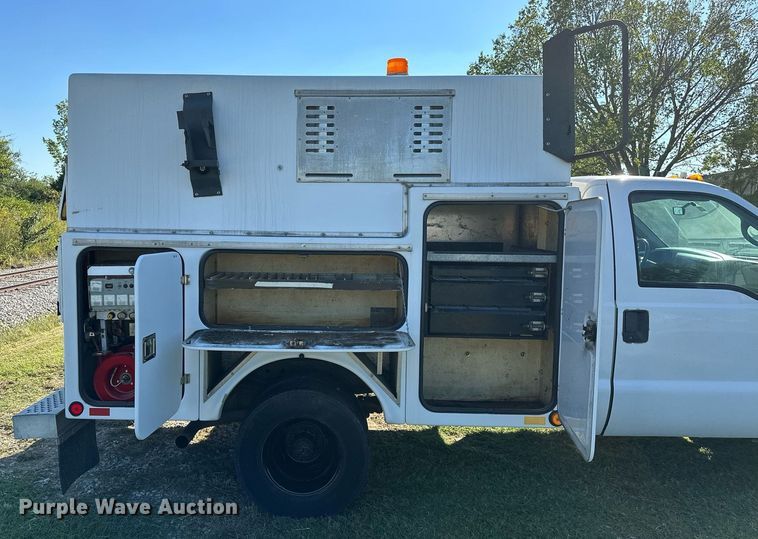 image for item NQ9331 2000 Ford F350 Super Duty  utility bed pickup truck