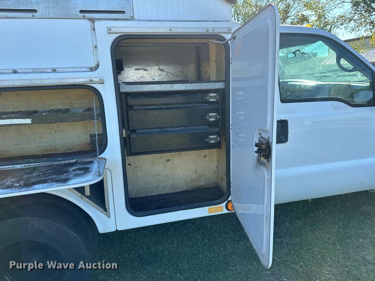 image for item NQ9331 2000 Ford F350 Super Duty  utility bed pickup truck