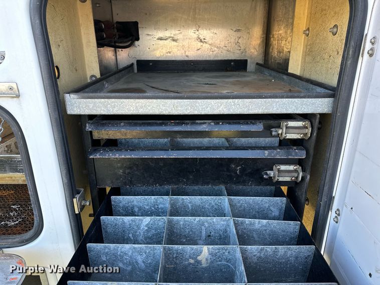 image for item NQ9331 2000 Ford F350 Super Duty  utility bed pickup truck