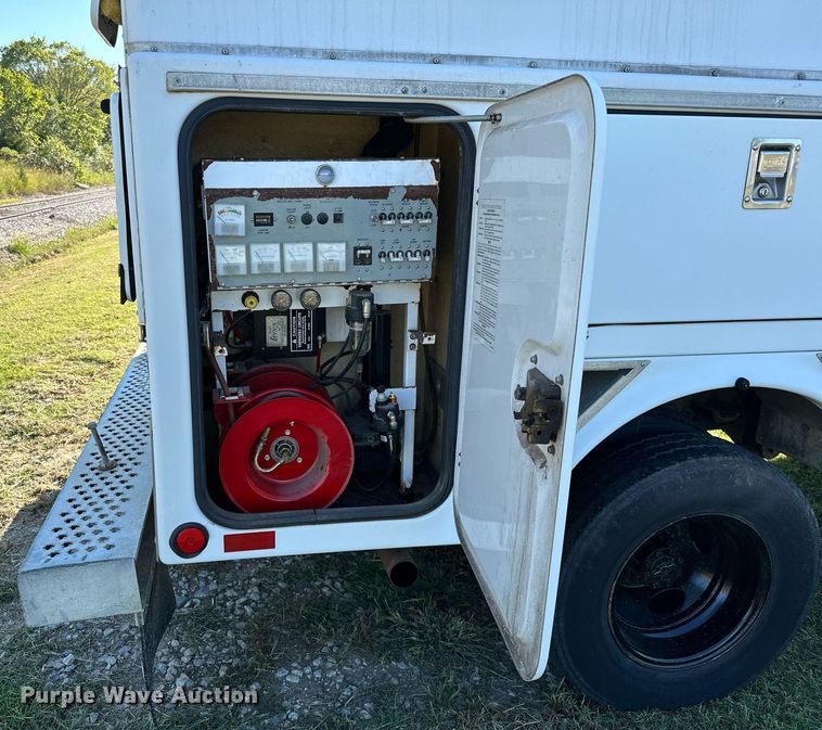 image for item NQ9331 2000 Ford F350 Super Duty  utility bed pickup truck