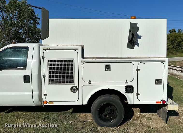 image for item NQ9331 2000 Ford F350 Super Duty  utility bed pickup truck