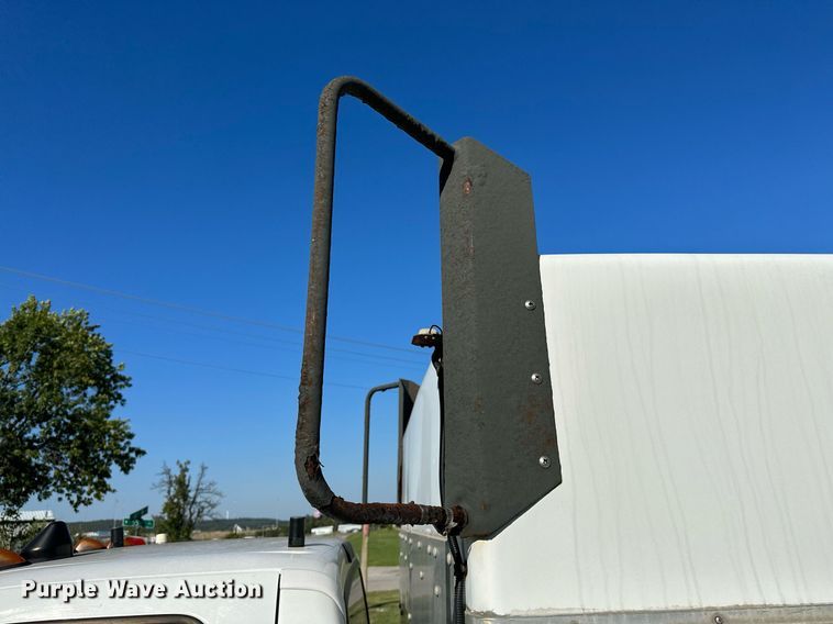 image for item NQ9331 2000 Ford F350 Super Duty  utility bed pickup truck