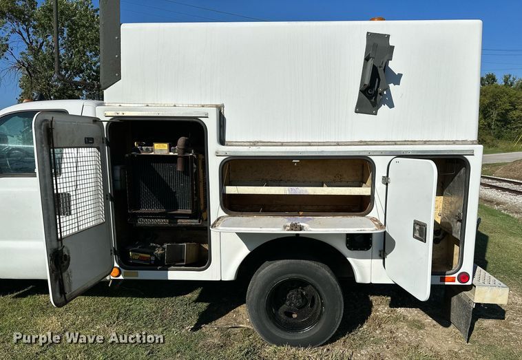 image for item NQ9331 2000 Ford F350 Super Duty  utility bed pickup truck