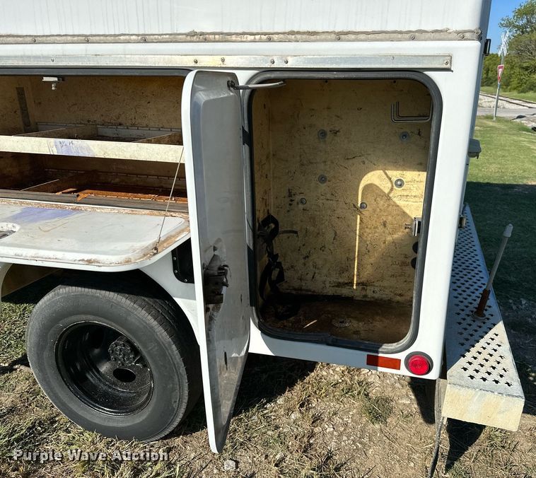 image for item NQ9331 2000 Ford F350 Super Duty  utility bed pickup truck