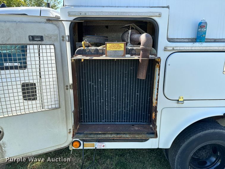 image for item NQ9331 2000 Ford F350 Super Duty  utility bed pickup truck