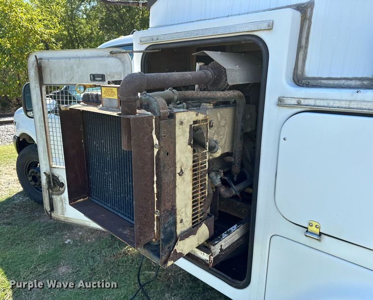 image for item NQ9331 2000 Ford F350 Super Duty  utility bed pickup truck