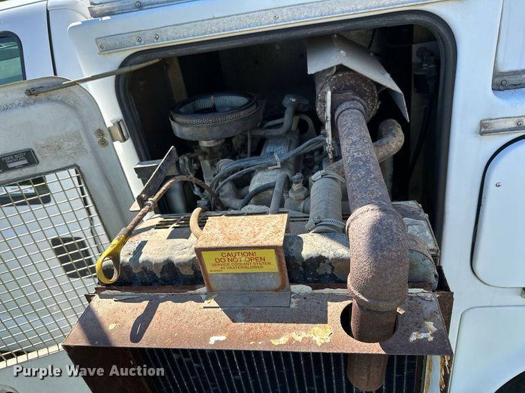 image for item NQ9331 2000 Ford F350 Super Duty  utility bed pickup truck