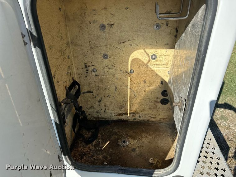 image for item NQ9331 2000 Ford F350 Super Duty  utility bed pickup truck