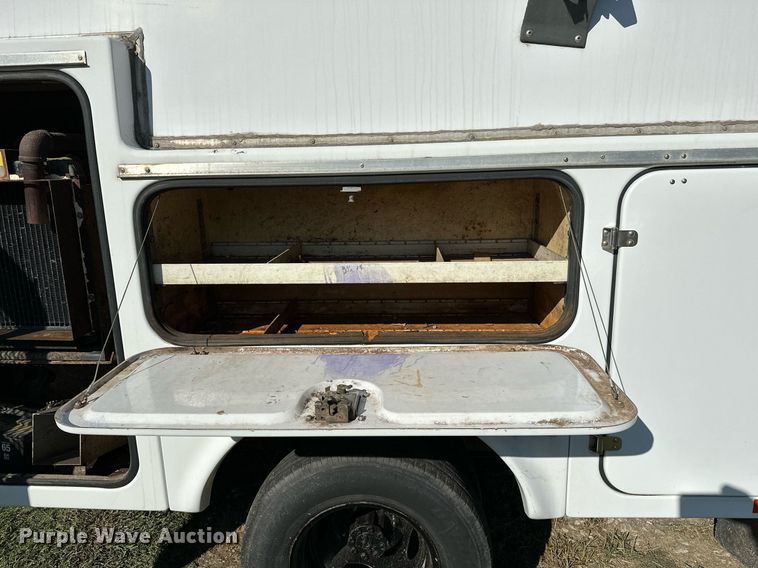 image for item NQ9331 2000 Ford F350 Super Duty  utility bed pickup truck