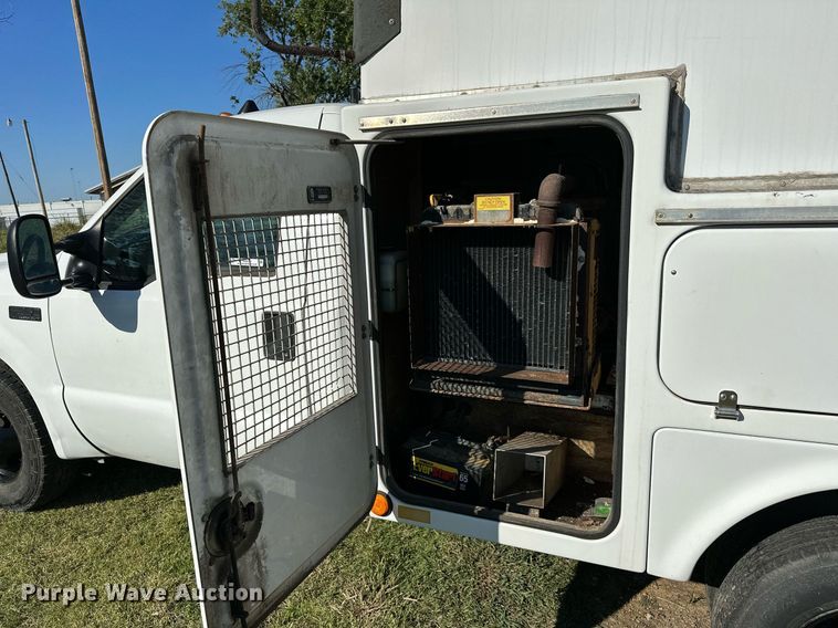 image for item NQ9331 2000 Ford F350 Super Duty  utility bed pickup truck