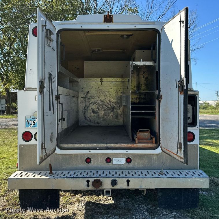 image for item NQ9331 2000 Ford F350 Super Duty  utility bed pickup truck