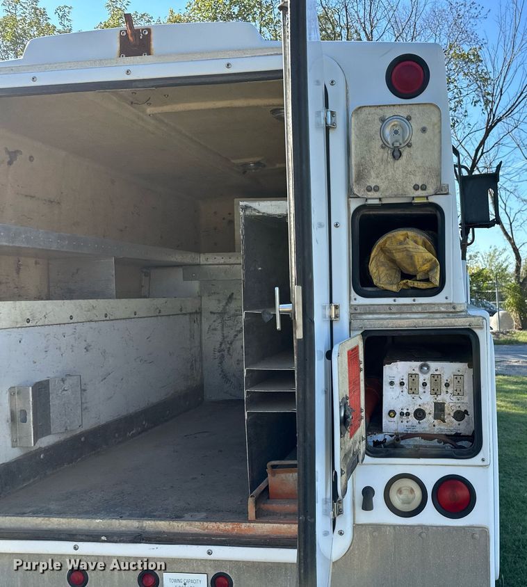 image for item NQ9331 2000 Ford F350 Super Duty  utility bed pickup truck