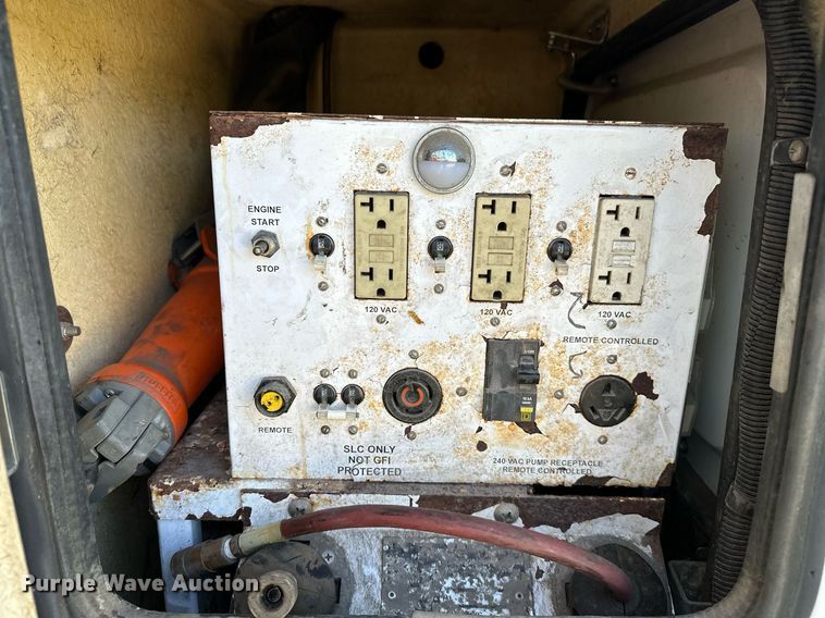 image for item NQ9331 2000 Ford F350 Super Duty  utility bed pickup truck