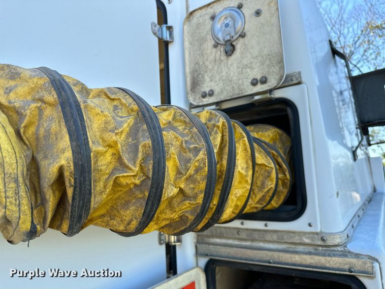 image for item NQ9331 2000 Ford F350 Super Duty  utility bed pickup truck