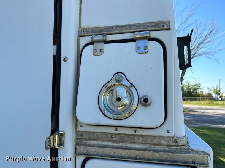 image for item NQ9331 2000 Ford F350 Super Duty  utility bed pickup truck