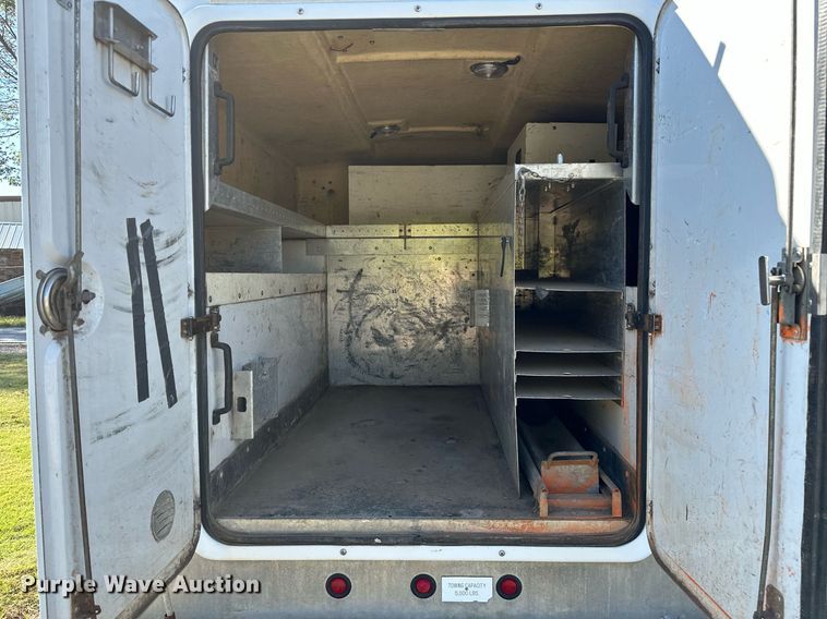 image for item NQ9331 2000 Ford F350 Super Duty  utility bed pickup truck