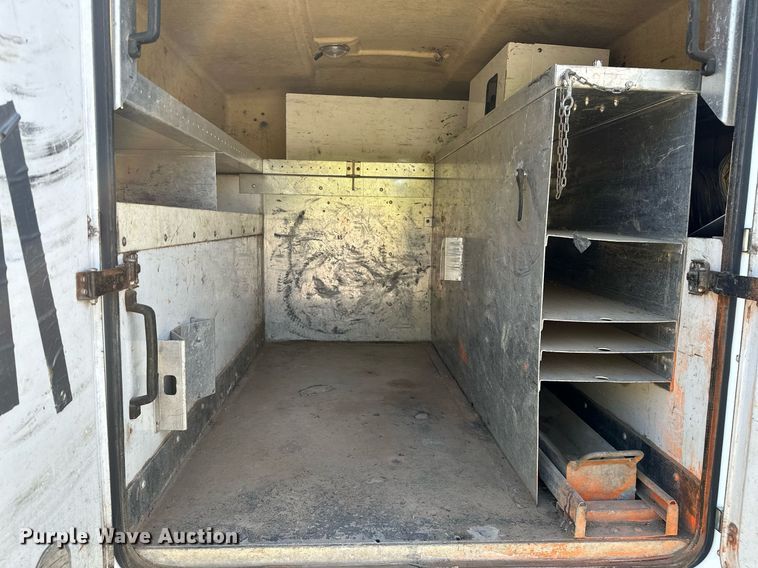 image for item NQ9331 2000 Ford F350 Super Duty  utility bed pickup truck