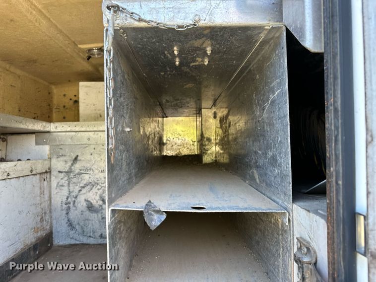 image for item NQ9331 2000 Ford F350 Super Duty  utility bed pickup truck