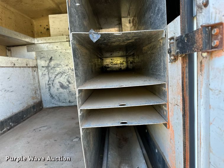 image for item NQ9331 2000 Ford F350 Super Duty  utility bed pickup truck