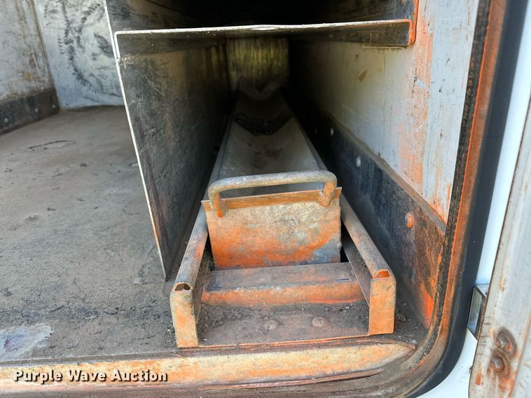 image for item NQ9331 2000 Ford F350 Super Duty  utility bed pickup truck