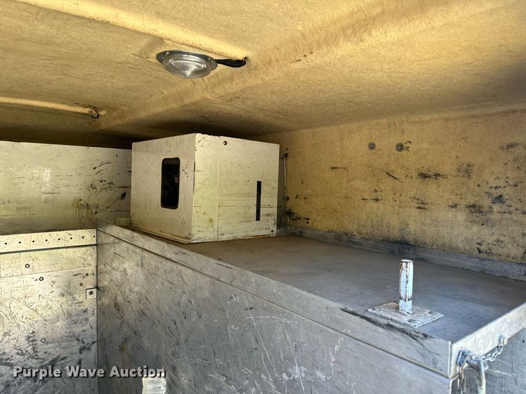 image for item NQ9331 2000 Ford F350 Super Duty  utility bed pickup truck