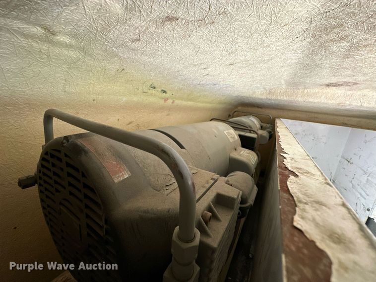 image for item NQ9331 2000 Ford F350 Super Duty  utility bed pickup truck