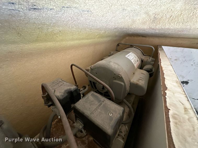 image for item NQ9331 2000 Ford F350 Super Duty  utility bed pickup truck