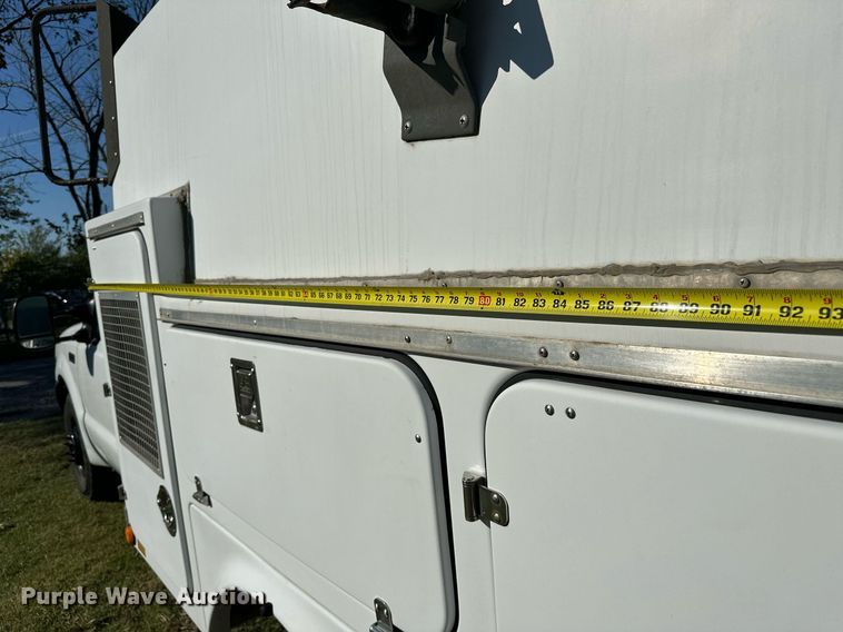 image for item NQ9331 2000 Ford F350 Super Duty  utility bed pickup truck