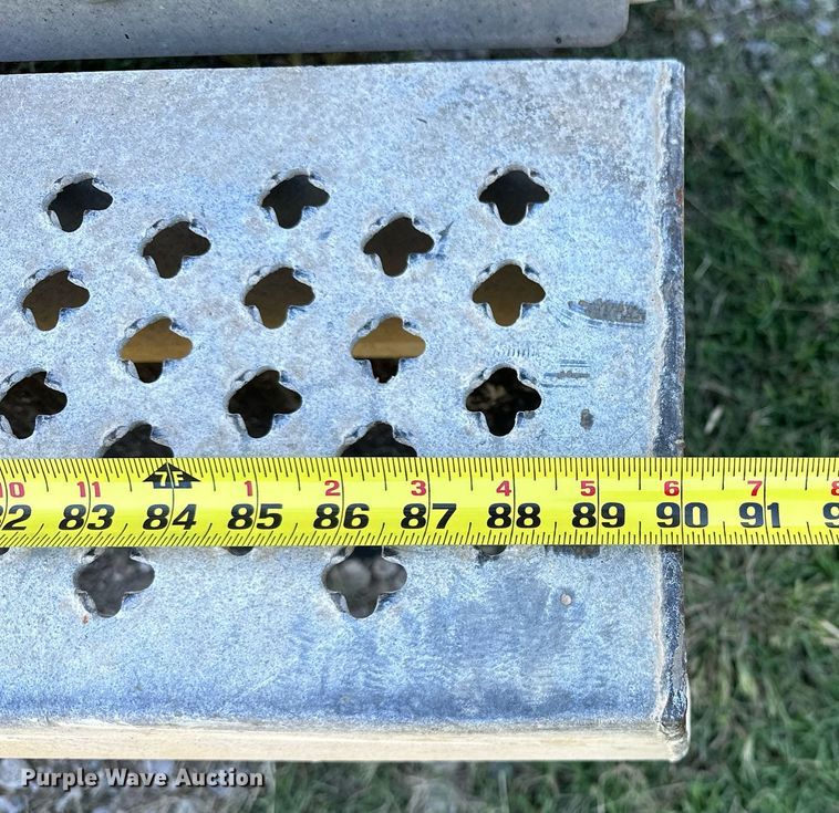 image for item NQ9331 2000 Ford F350 Super Duty  utility bed pickup truck