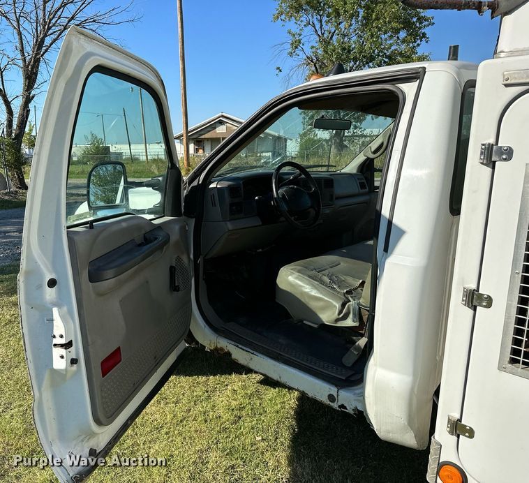 image for item NQ9331 2000 Ford F350 Super Duty  utility bed pickup truck