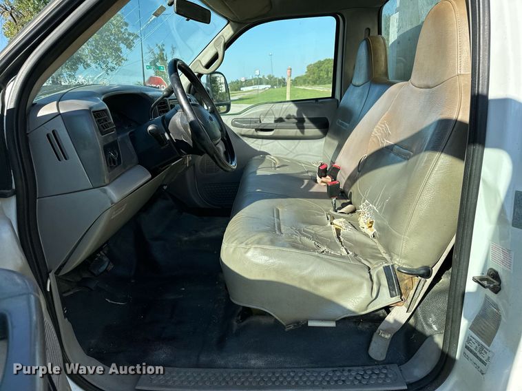 image for item NQ9331 2000 Ford F350 Super Duty  utility bed pickup truck