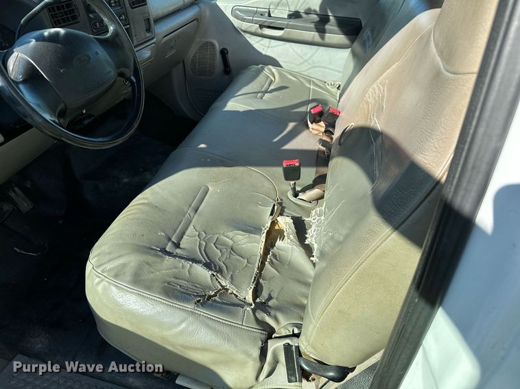 image for item NQ9331 2000 Ford F350 Super Duty  utility bed pickup truck