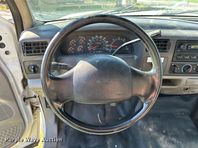 image for item NQ9331 2000 Ford F350 Super Duty  utility bed pickup truck