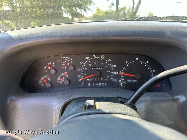 image for item NQ9331 2000 Ford F350 Super Duty  utility bed pickup truck