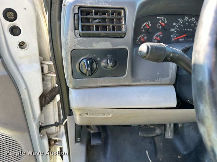 image for item NQ9331 2000 Ford F350 Super Duty  utility bed pickup truck