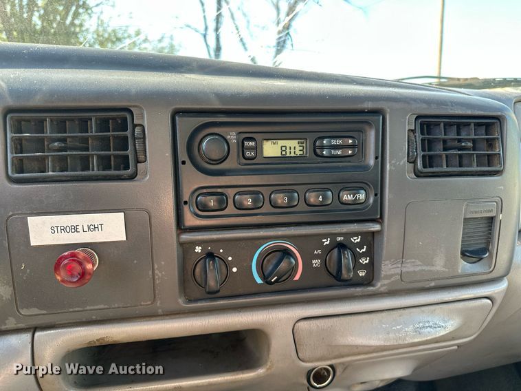 image for item NQ9331 2000 Ford F350 Super Duty  utility bed pickup truck