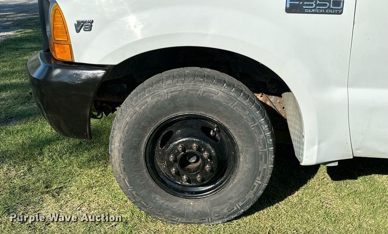 image for item NQ9331 2000 Ford F350 Super Duty  utility bed pickup truck