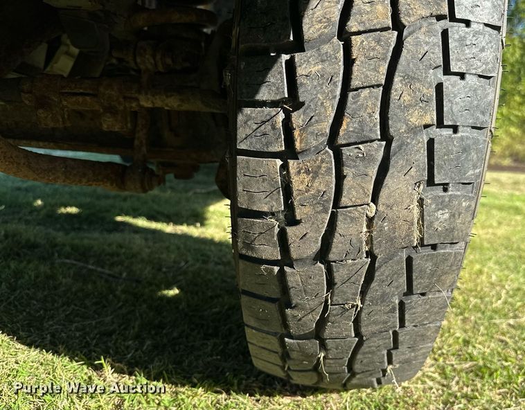 image for item NQ9331 2000 Ford F350 Super Duty  utility bed pickup truck