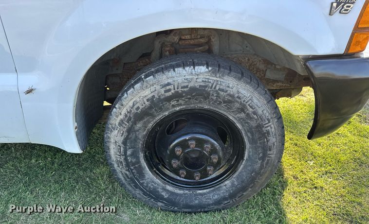 image for item NQ9331 2000 Ford F350 Super Duty  utility bed pickup truck