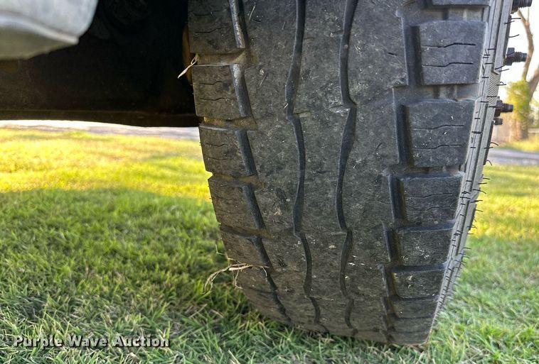 image for item NQ9331 2000 Ford F350 Super Duty  utility bed pickup truck