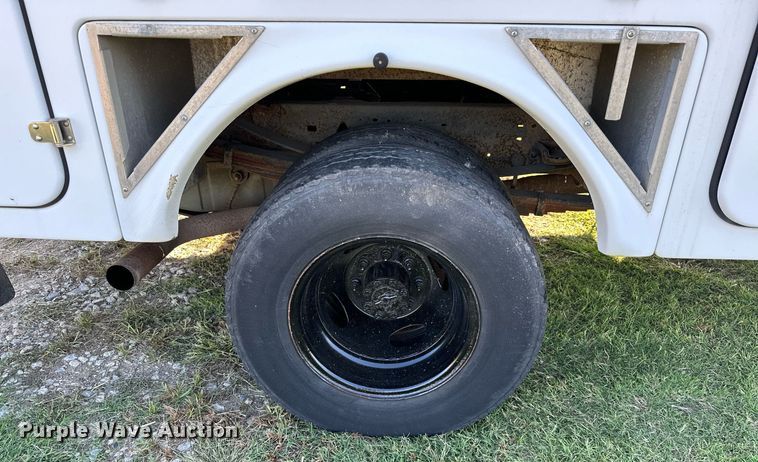 image for item NQ9331 2000 Ford F350 Super Duty  utility bed pickup truck