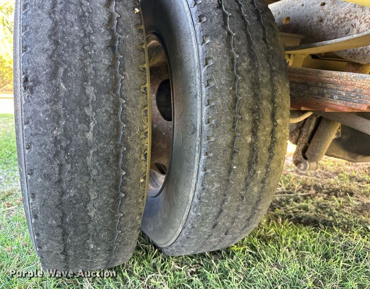 image for item NQ9331 2000 Ford F350 Super Duty  utility bed pickup truck