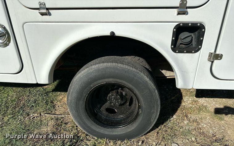 image for item NQ9331 2000 Ford F350 Super Duty  utility bed pickup truck