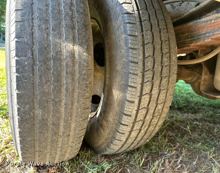 image for item NQ9331 2000 Ford F350 Super Duty  utility bed pickup truck