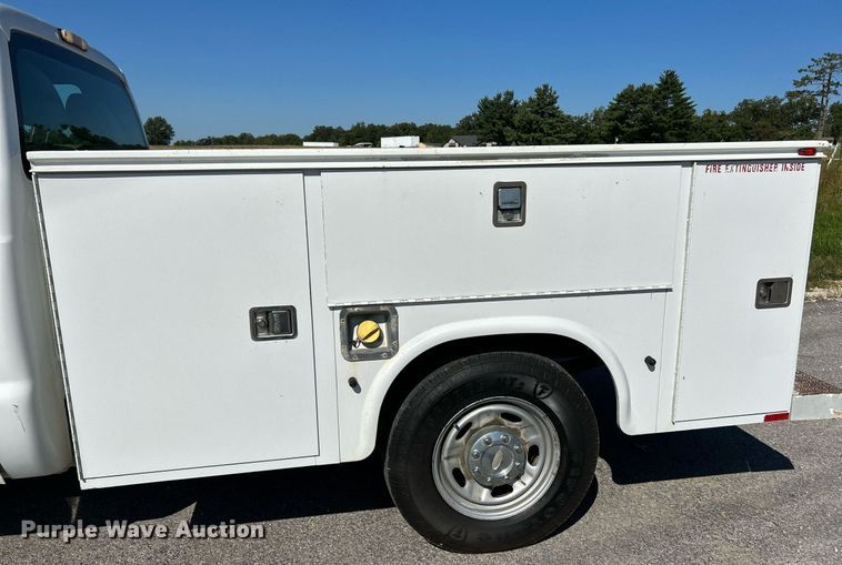 image for item NQ9792 2014 Ford F250  Super Duty XL  utility bed pickup truck