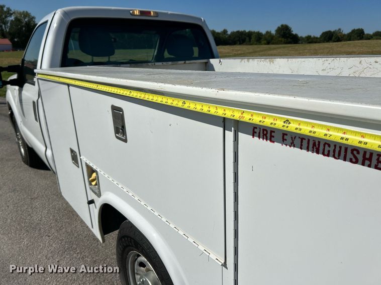 image for item NQ9792 2014 Ford F250  Super Duty XL  utility bed pickup truck