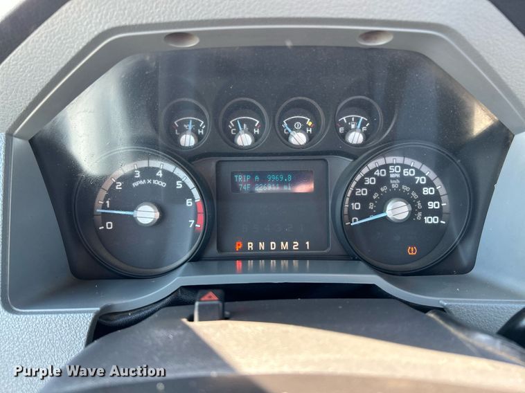 image for item NQ9792 2014 Ford F250  Super Duty XL  utility bed pickup truck