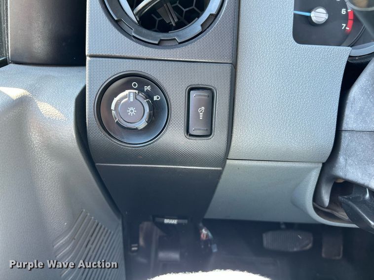 image for item NQ9792 2014 Ford F250  Super Duty XL  utility bed pickup truck