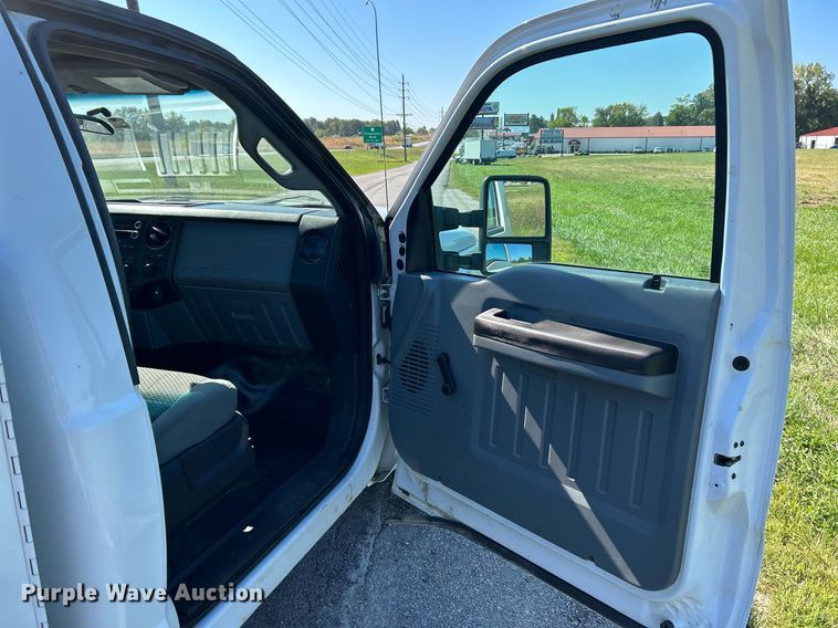 image for item NQ9792 2014 Ford F250  Super Duty XL  utility bed pickup truck